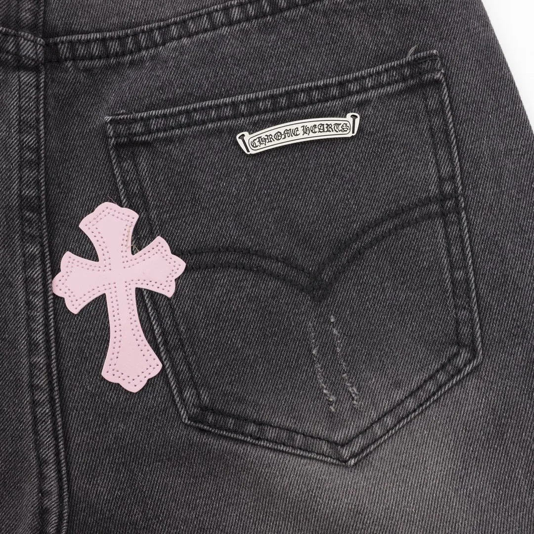 P210 Top version (black pants and pink leather) Top version Chrome Hearts jeans with leather pink It is well known that chromehearts jeans will use vintage Levis jeans as the base plate for creation. They usually add their own unique silver buckles and silver ornaments, plus leather embellishments. This is what doubles the value of these vintage jeans, because the base plate is Vintage jeans, the jeans themselves have become very soft and comfortable after years of baptism, which can be distinguished from ordinary jeans. Regarding the size, you should also refer to the pants data. Style number: 1249# Color: black pants and pink leather Size: 28 30 32 34 28 Waist 86 Hips 100 Pants length 102 30 Waist 90 Hips 104 Pants length 104 32 Waist 94 Hips 108, pants length 106 34, waist 98, hips 112, pants length 110